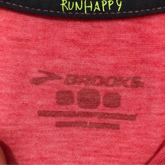 Brooks Men's Red Long Sleeve Lightweight Shirt - Picture 4 of 8